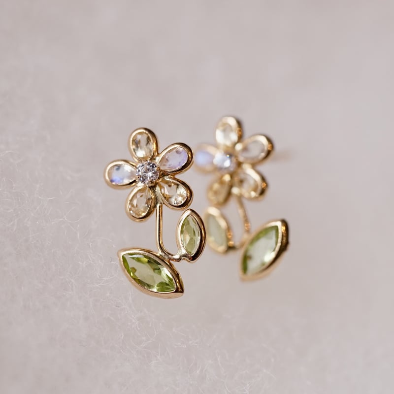 *お花と葉っぱのピアス*【No.169】 茎と葉っぱのあるお花のピアス | izumi ジュエリーシマノ