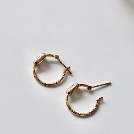 角キュービックのフープピアス