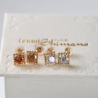 スクウェア枠のキュービックピアス
