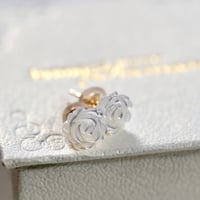 シェルの薔薇ピアス
