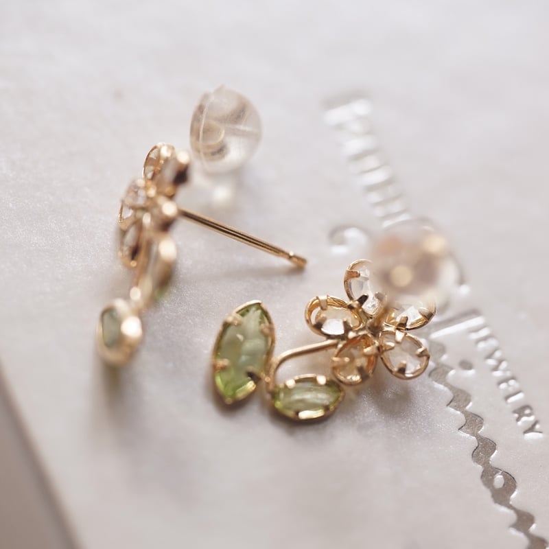 茎と葉っぱのあるお花のピアス | izumi ジュエリーシマノ