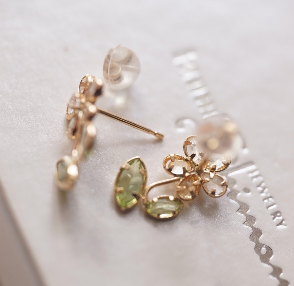 茎と葉っぱのあるお花のピアス | izumi ジュエリーシマノ