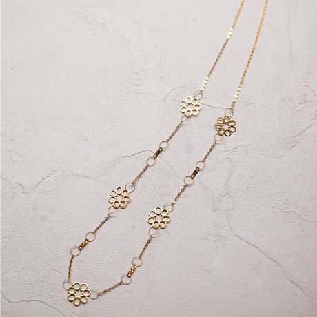 フラワーモチーフのロングネックレス