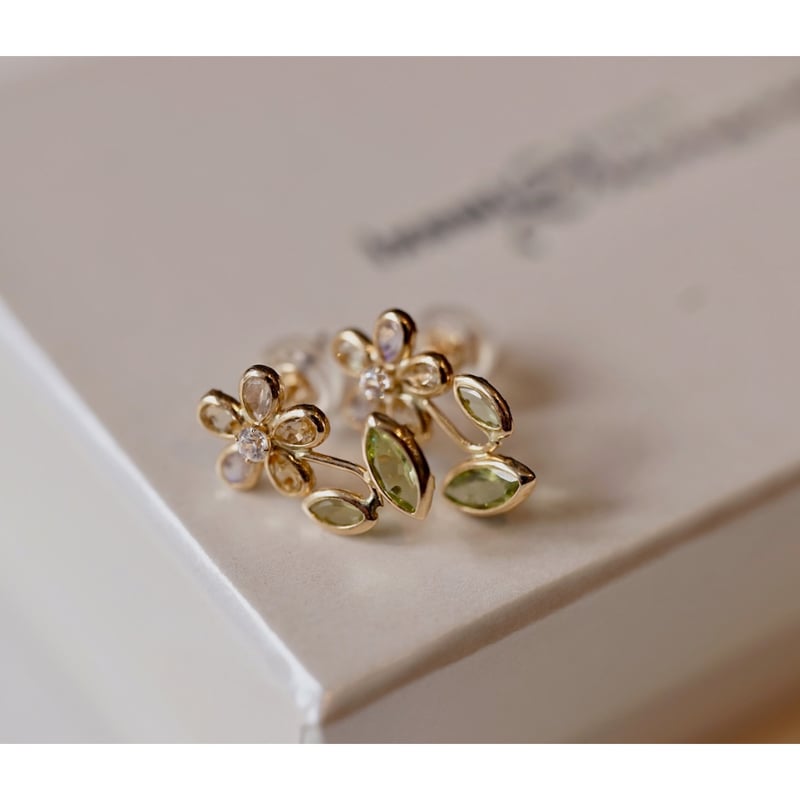 茎と葉っぱのあるお花のピアス | izumi ジュエリーシマノ