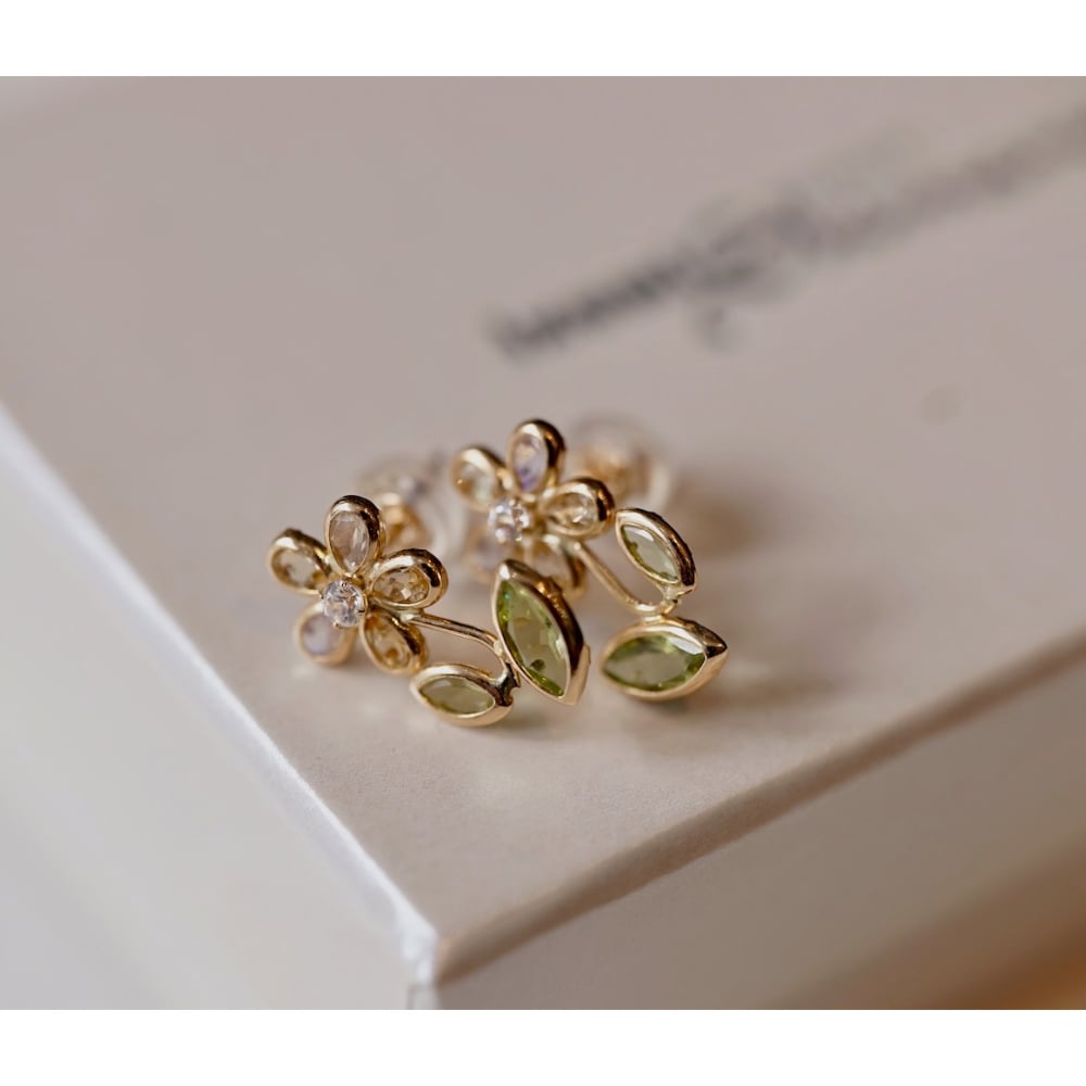 茎と葉っぱのあるお花のピアス | izumi ジュエリーシマノ