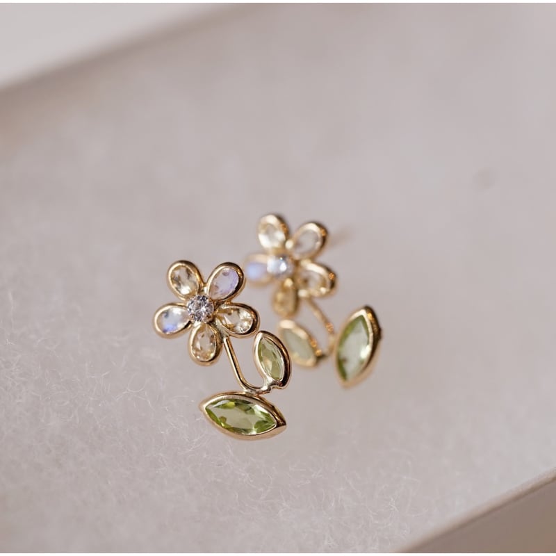 *お花と葉っぱのピアス*【No.169】 茎と葉っぱのあるお花のピアス | izumi ジュエリーシマノ