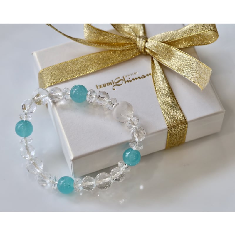 シアンブルーアゲートと水晶のブレスレット（エンジェルパーツ入り
