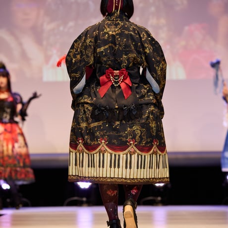 【GLM Fashion Show 2025】アンティークエレガンスピアノ柄 浴衣（黒×赤）