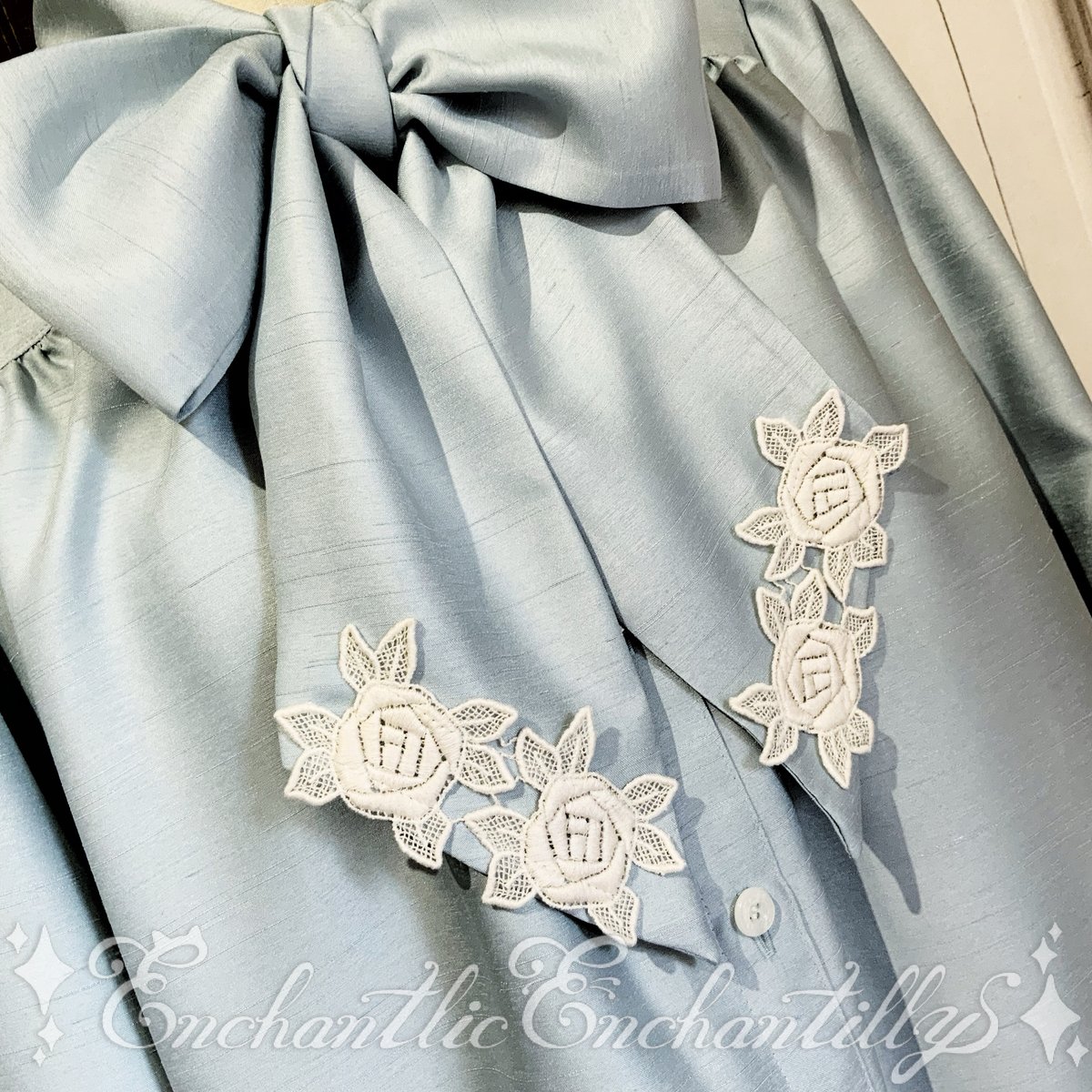 ノーブルリボンタイブラウス（クリーミーブルー） | Enchantlic