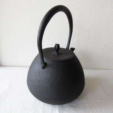 南部鉄器　鉄瓶　秋の実肌 釜定 鉄瓶 / 秋の実 肌 南部鉄器 | AKI interior space