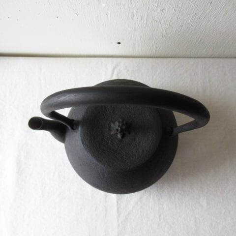 【新品未使用】　1年待ち商品！ 南部鉄器　釜定 鉄瓶　秋の実 あられ 釜定<br>秋の実 あられ 鉄瓶 | 台所道具 | kuriyaオンライン