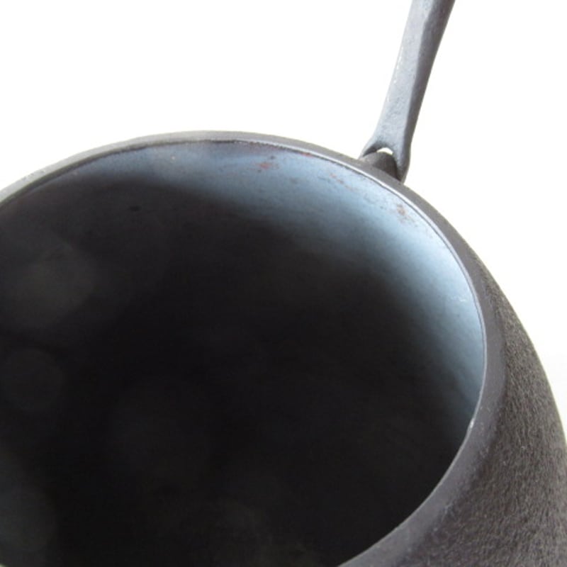 釜定 鉄瓶 / 秋の実 肌 南部鉄器 | AKI interior space