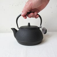 岩鋳　鉄瓶兼急須　５型新アラレ　０．６５Ｌ 　No.12822≪IH電磁調理器対応≫