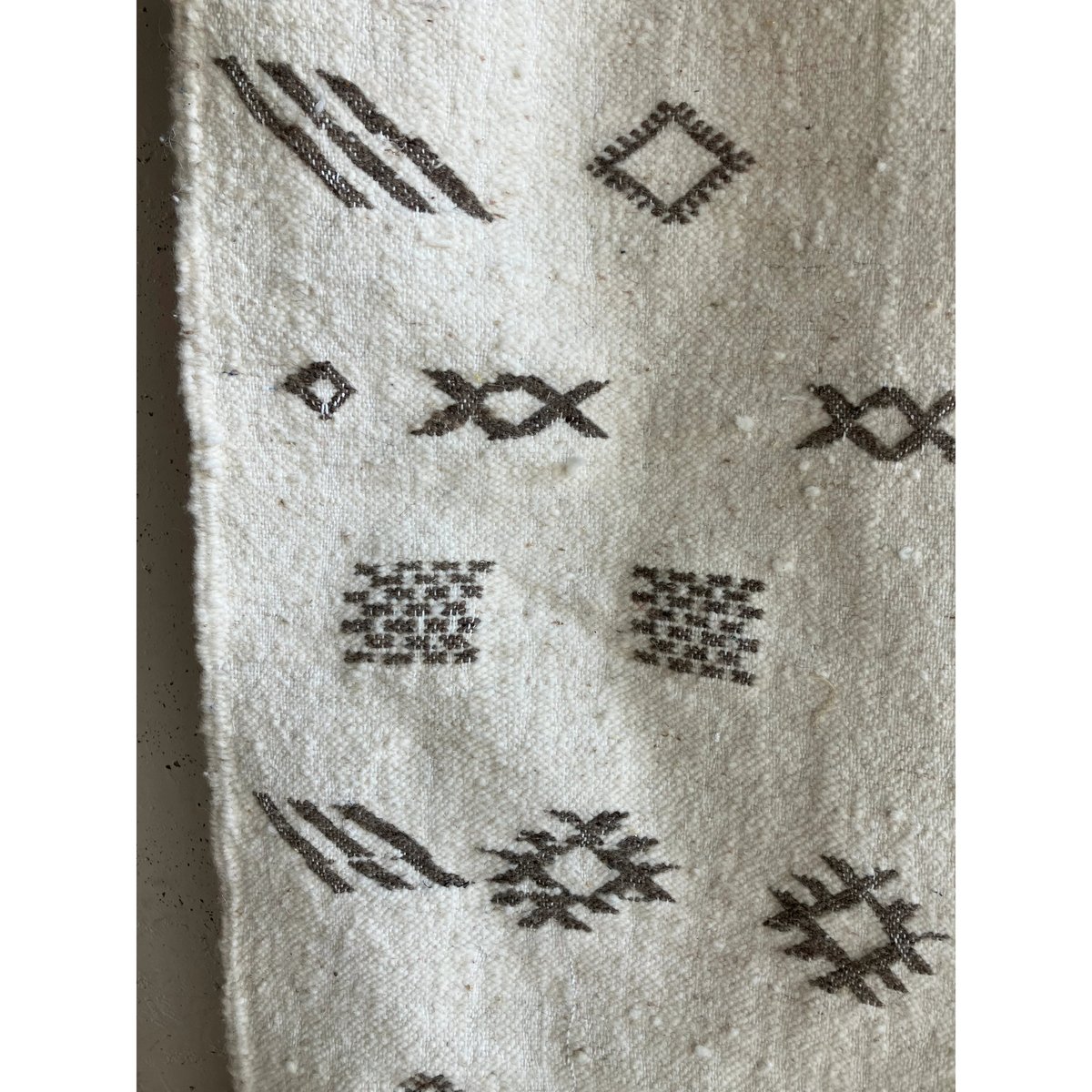 モロッコ　キリム　ワッザン　絨毯 ワッザン A：刺繍グレー系 一点もの モロッコのキリム | AKI interior