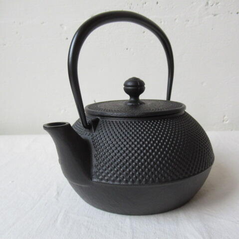 岩鋳 鉄瓶 7型アラレ 0．9L No.11720≪IH電磁調理器対応≫ | AKI