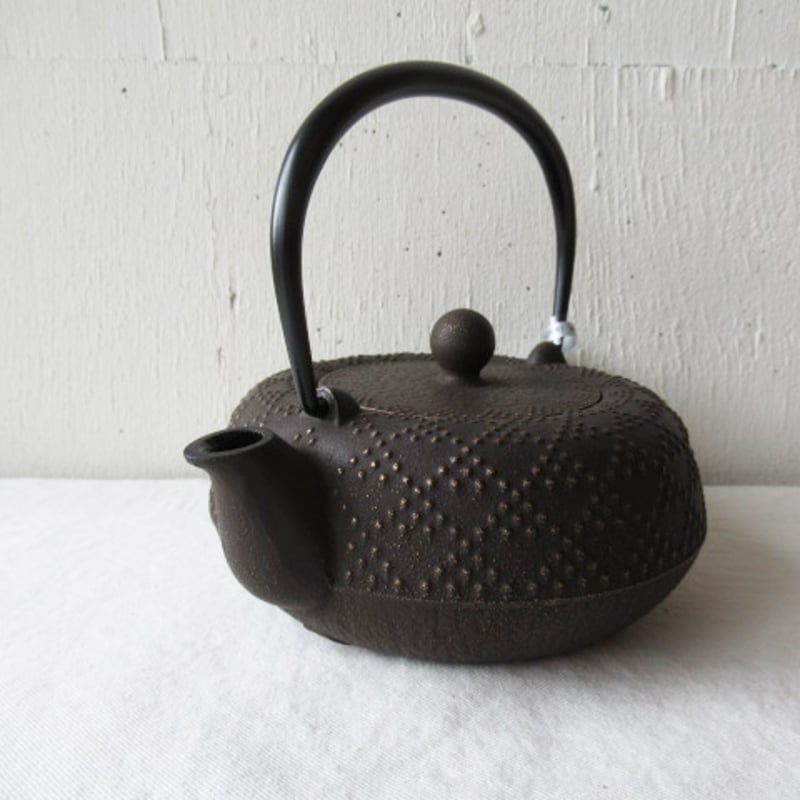 新品✨岩鋳 Iwachu急須平アラレこげ茶0.35L 釜敷サクラ大南部鉄器人気 岩鋳（IWACHU） 南部鉄器 急須 5型新アラレ 釜敷き大セット 日本製