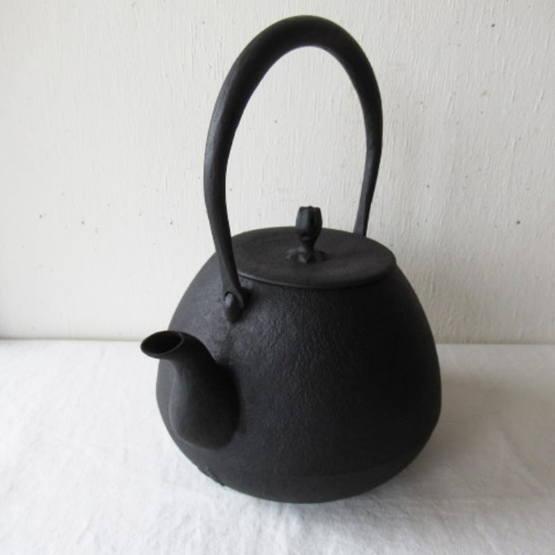 yuyuyou 　釜定　鉄瓶　秋の実　肌　（新品 未使用） 釜定 鉄瓶 / 秋の実 肌 南部鉄器 | AKI interior space