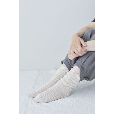 fog linen work フォグリネンワーク　リネンミドルゲージリブソックス（靴下）　エクリュ