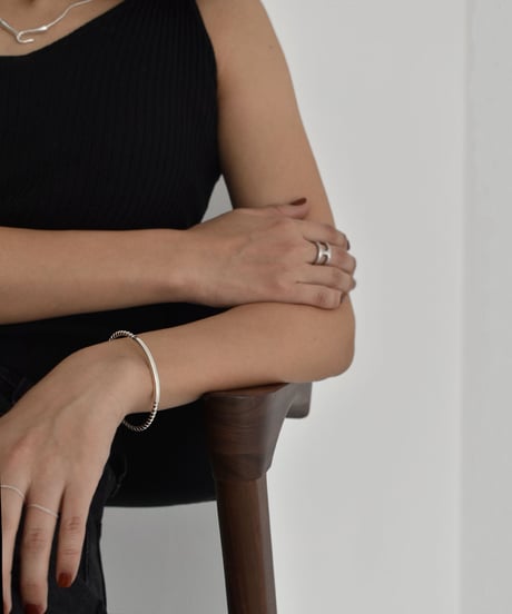 brace-a02042　SV925 Slim Twist Plate Bangle