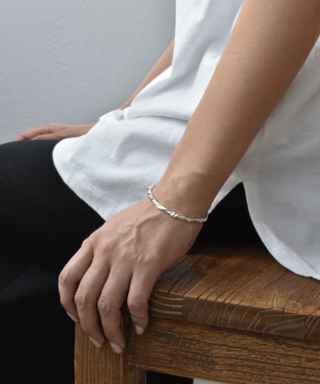 brace-a02036　SV925 Twisted Design Bangle