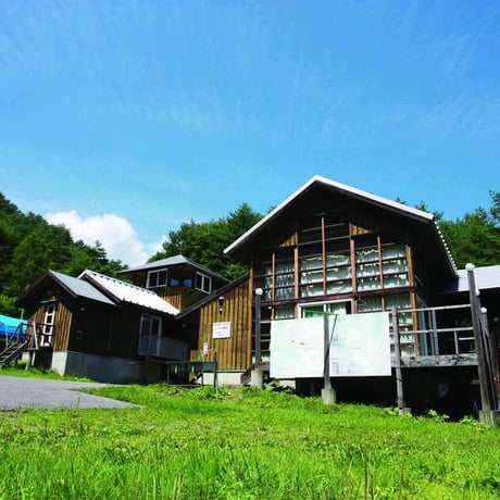 （２２）カントリーハウスドミトリー2~4⼈⽤(キッチン付き/シャワー、トイレ共同利⽤) (駐⾞券1台分付き)【Acoustic Lounge THE CAMP 2026】 in 長野 こだまの森