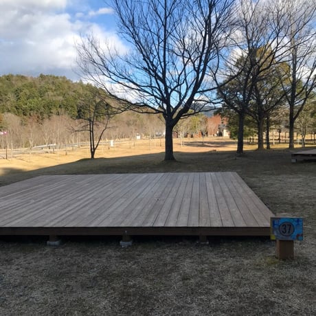 （７）ファミリーオートキャンプデッキサイト(駐⾞券1台分付き)【Acoustic Lounge THE CAMP 2026】in 京都　ハピろー！の森