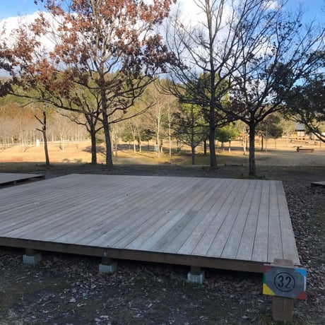 （７）ファミリーオートキャンプデッキサイト(駐⾞券1台分付き)【Acoustic Lounge THE CAMP 2026】in 京都　ハピろー！の森