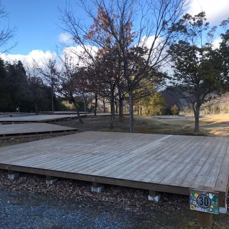 （７）ファミリーオートキャンプデッキサイト(駐⾞券1台分付き)【Acoustic Lounge THE CAMP 2026】in 京都　ハピろー！の森