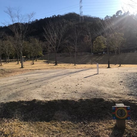 （５）AC電源付オートキャンプサイト(駐⾞券1台分付き)【Acoustic Lounge THE CAMP 2026】in 京都 ハピろー！の森