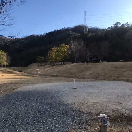 （５）AC電源付オートキャンプサイト(駐⾞券1台分付き)【Acoustic Lounge THE CAMP 2026】in 京都 ハピろー！の森