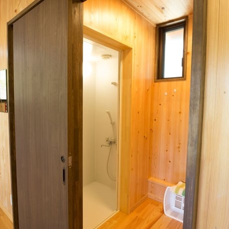 （１９）ケビン5⼈⽤(トイレ、バス、キッチン、ウッドテラス付き) (駐⾞券1台分付き)【Acoustic Lounge THE CAMP 2026】 in 長野 こだまの森