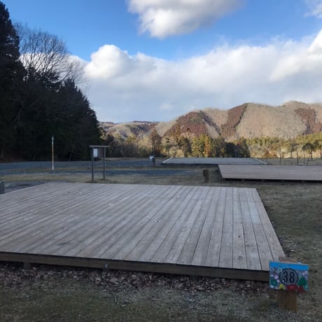 （７）ファミリーオートキャンプデッキサイト(駐⾞券1台分付き)【Acoustic Lounge THE CAMP 2026】in 京都　ハピろー！の森