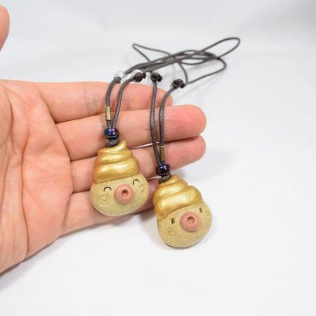 「金うんたま君コードネックレス」長さ調整が自由にできます。金うんを身に着けるってなもんで(笑)。