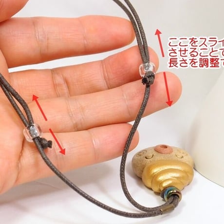 「金うんたま君コードネックレス」長さ調整が自由にできます。金うんを身に着けるってなもんで(笑)。