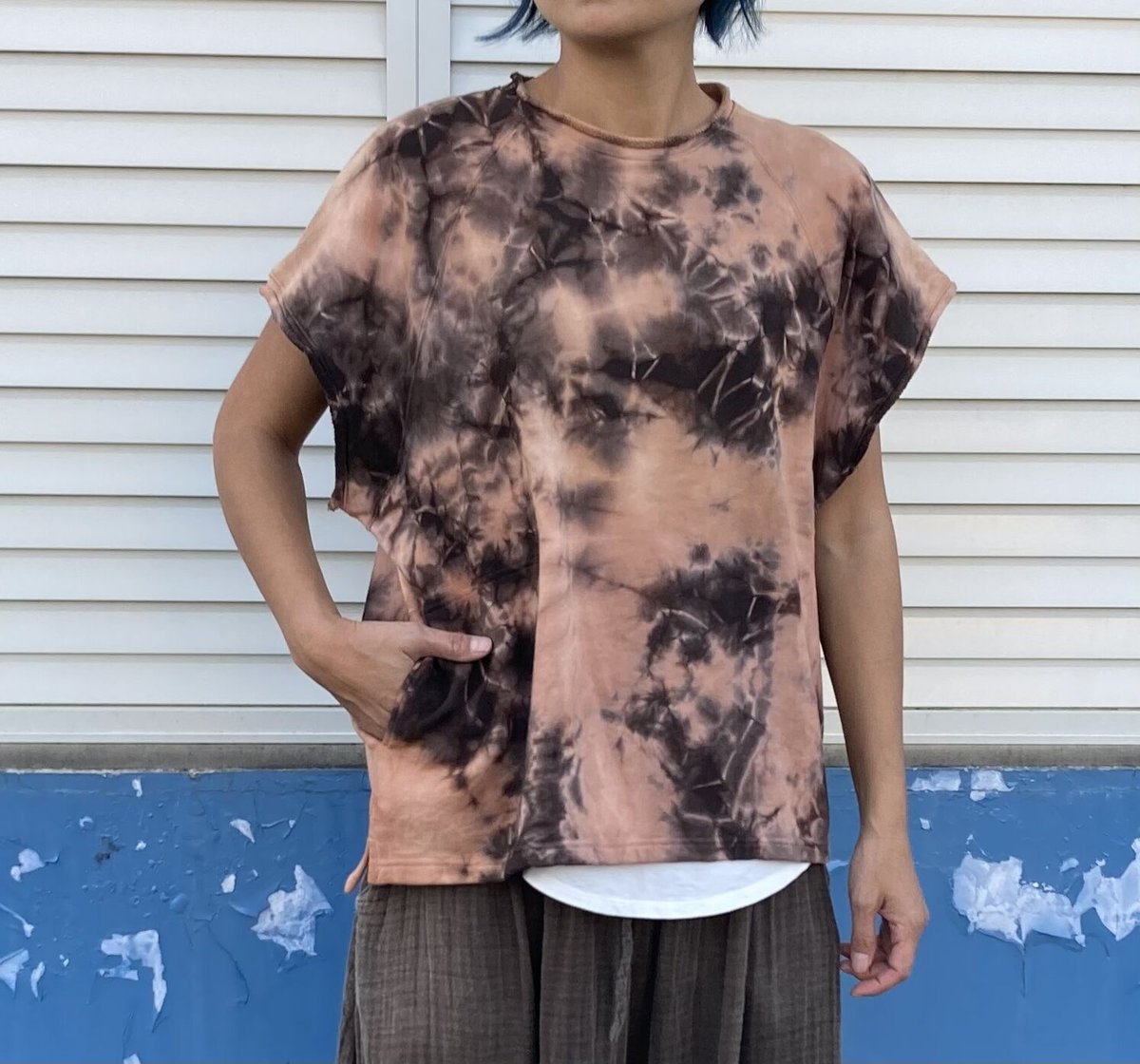 藍染＆泥染め　チュニック　奄美大島 奄美大島伝統工芸【泥染】と【藍染】で押し寄せる波を表現した