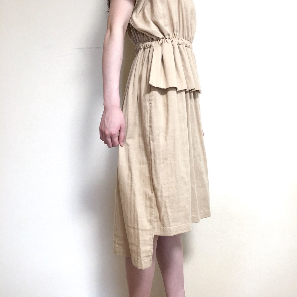 あどシスタ／エプロンワンピース ベージュ | DOMA STORE