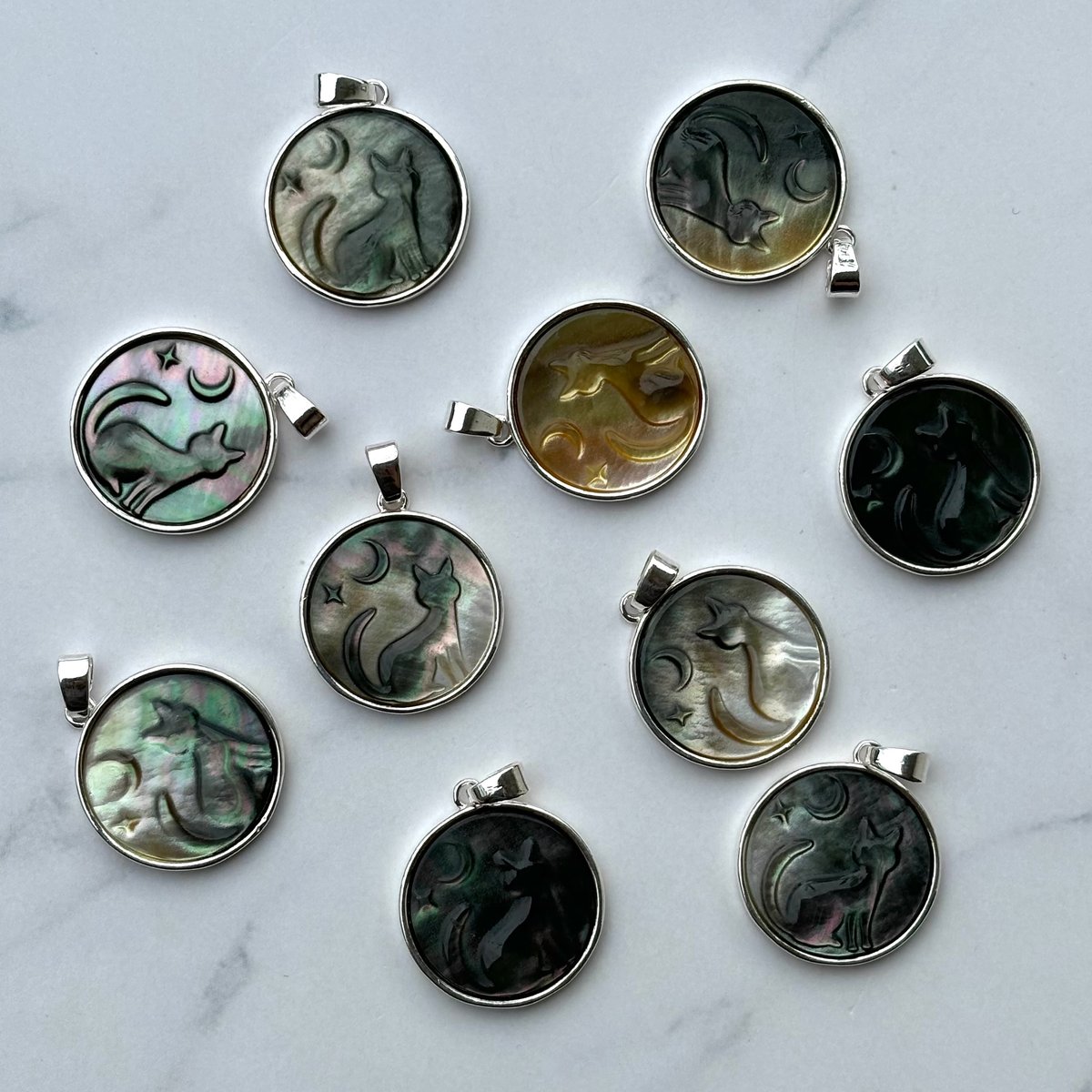 アンティークwaxベージュ額縁ご確認ページ　title「プカプカ猫」 猫変形ポストカード（ダイカット風の大きくて変な形のカード