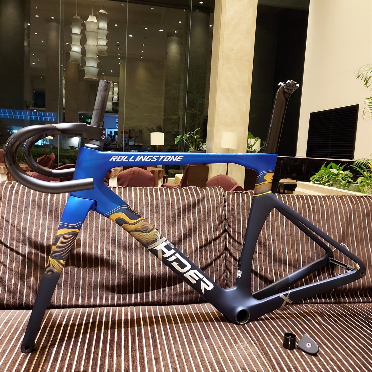 60万円台のUCIプロチーム機材と同じ設計 新品カーボンフレームセット