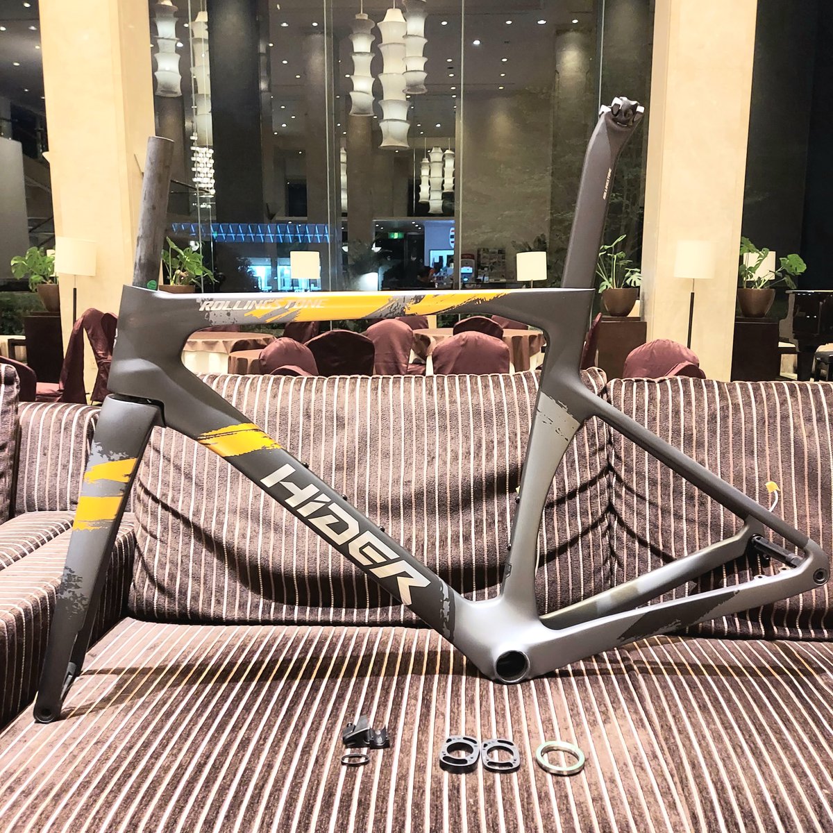 60万円台のUCIプロチーム機材と同じ設計 新品カーボン ディスク