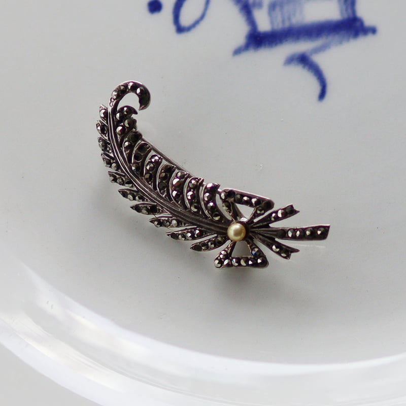 シックな輝き オニキス マルカジット ブローチ アール・デコ調 マーカサイトアールデコスタイル ブローチ シックな輝き オニキス