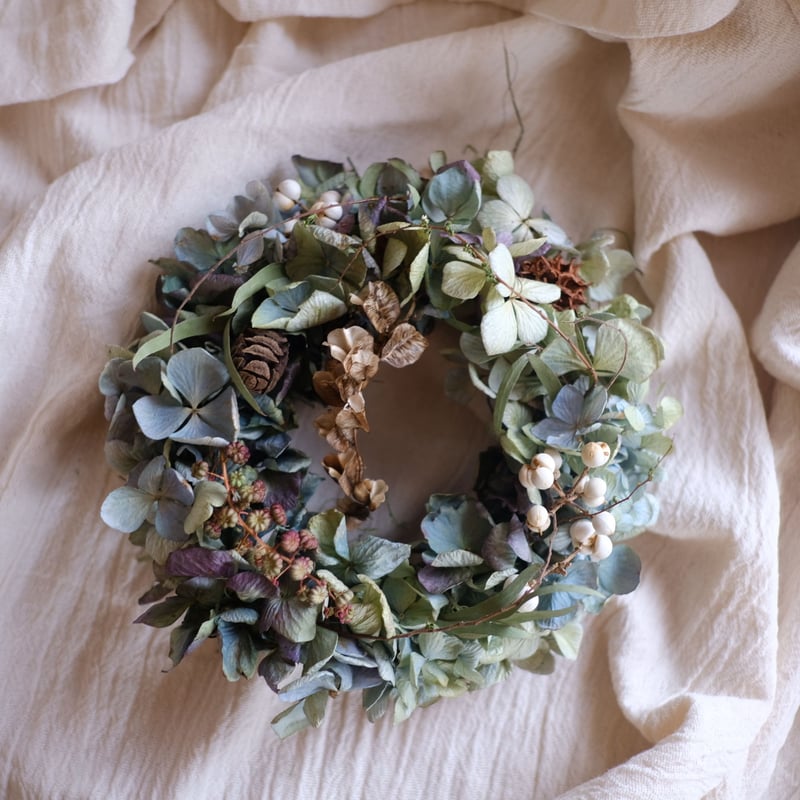 人気ショップ 紫陽花と山の実物のリース | morinowa's STORE フラワー・リース