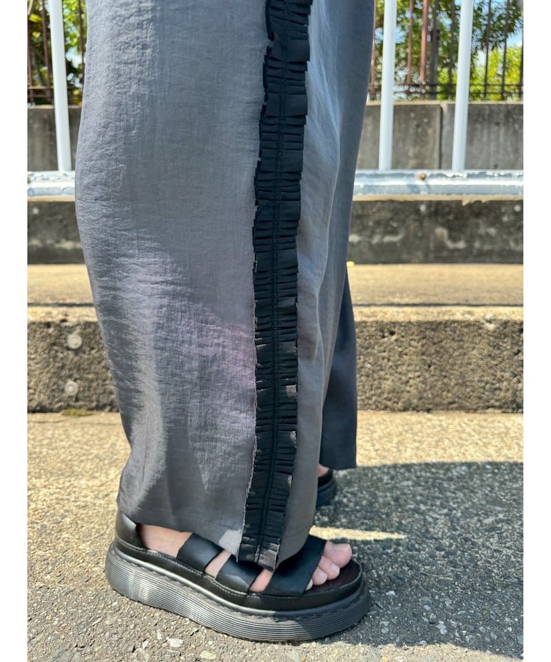 TRANOI ヴィンテージサテンサイドフリルパンツ TO