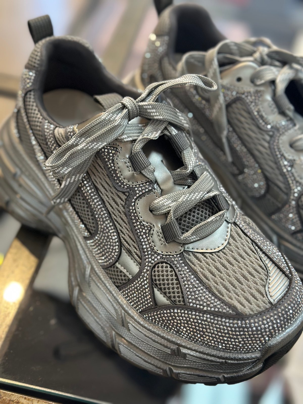 ポリーヌブロー　ノースリーブプルゾン グレー　セブンフェアリー Pauline bleu｜ジルコン付きダッドスニーカー | TO