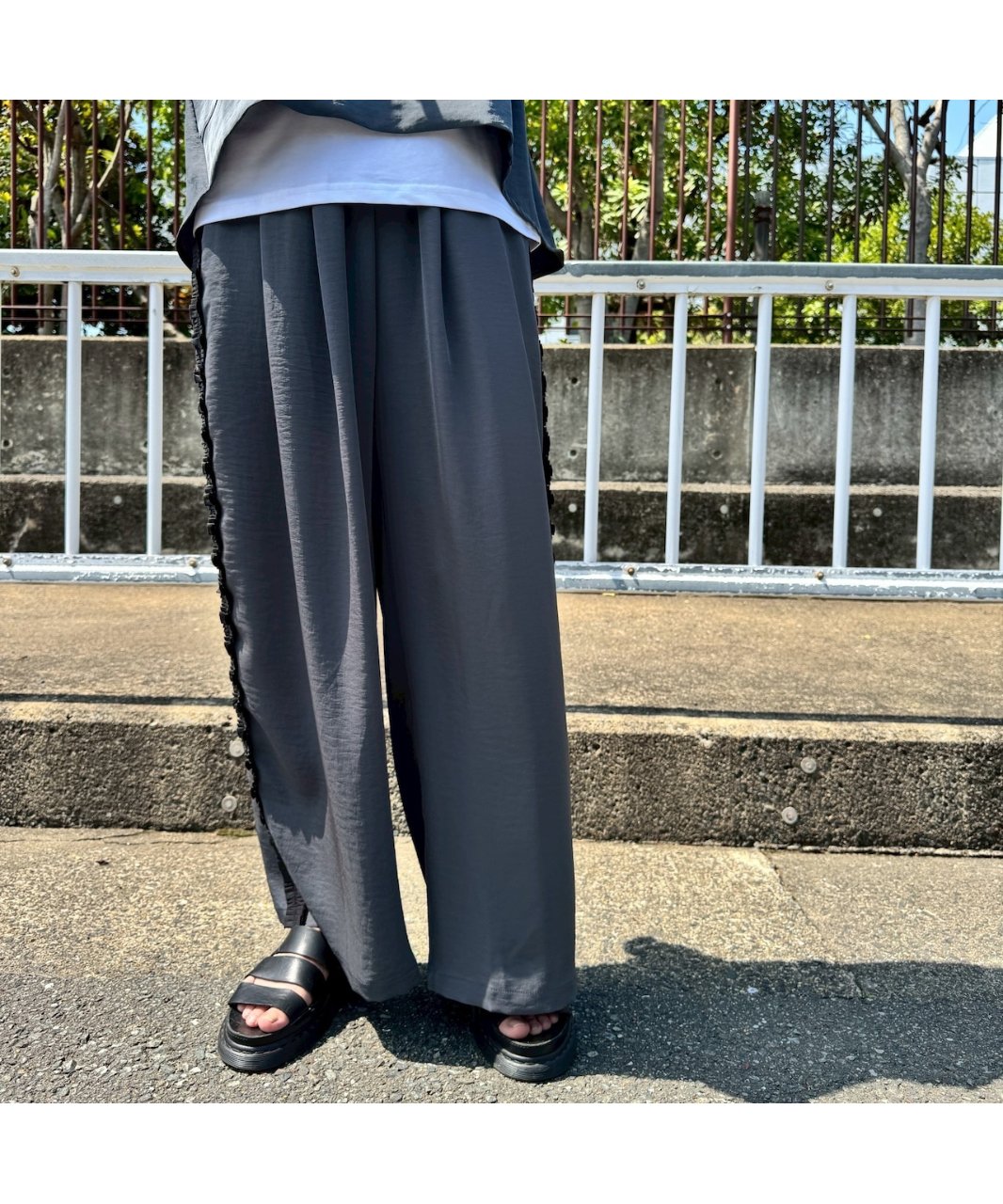 TRANOI.｜ヴィンテージサテンサイドフリルパンツ | TO