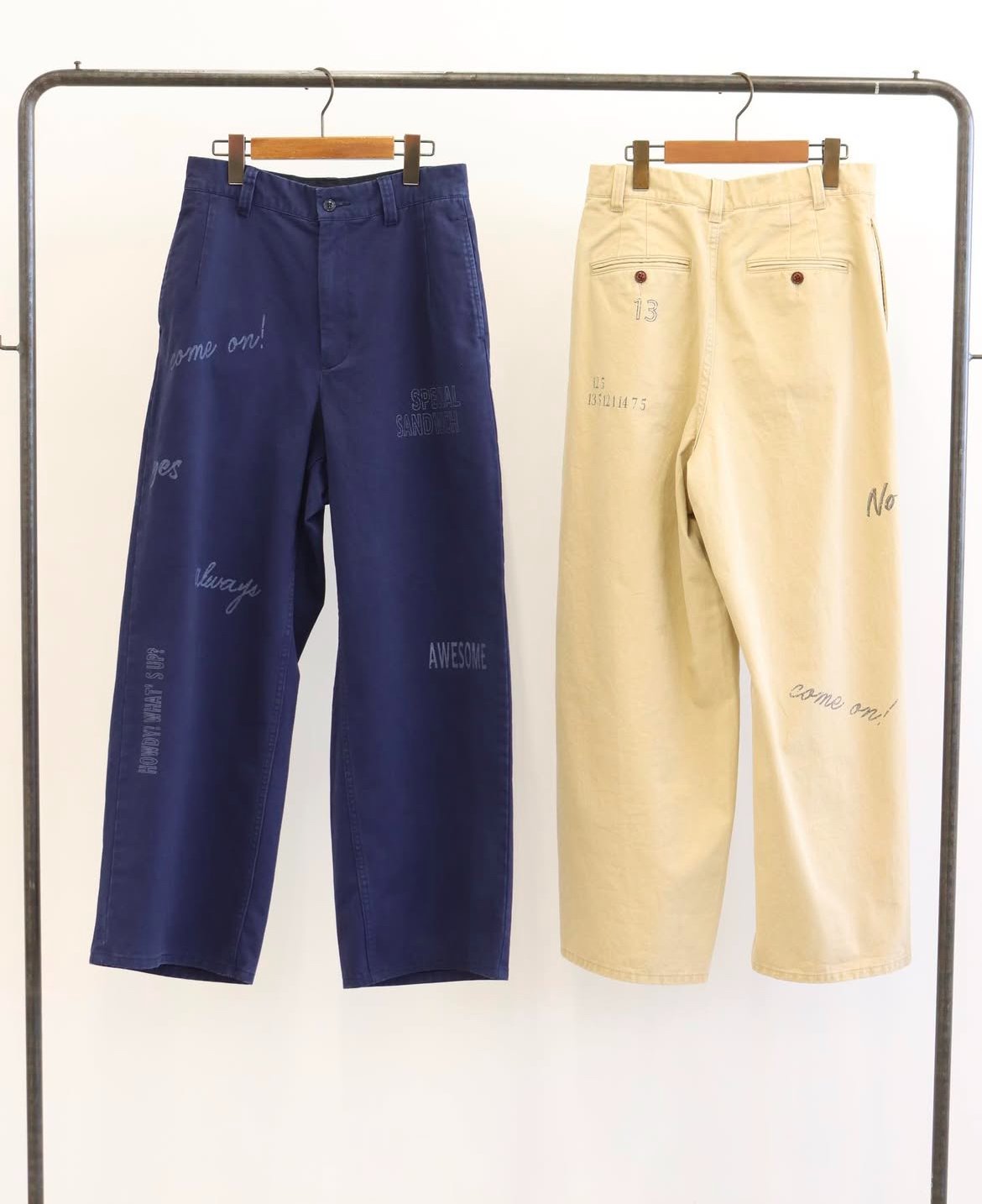 新品　LE MÉLANGE ベージュ チノパン LeMelange】バイオ加工グラフィックチノパン