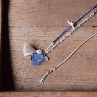 『紫陽花』Blue Fluorite＆White labradorite/蛍石と曹灰長石　自然染めシルク首飾り