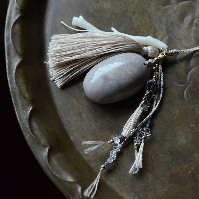 Fossil Coral/化石珊瑚 自然染めシルク首飾り | あいのて