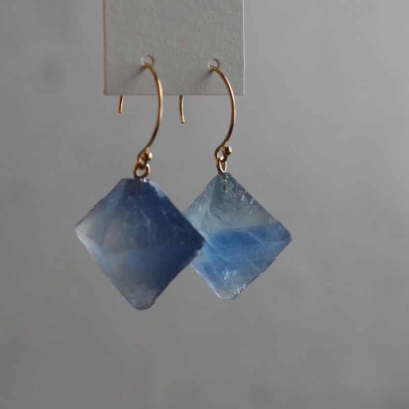 ポメころび＊ブルーフローライトカービング&ハニークォーツ＊フープイヤリング Blue Fluorite/蛍石 鉱物ピアス | あいのて
