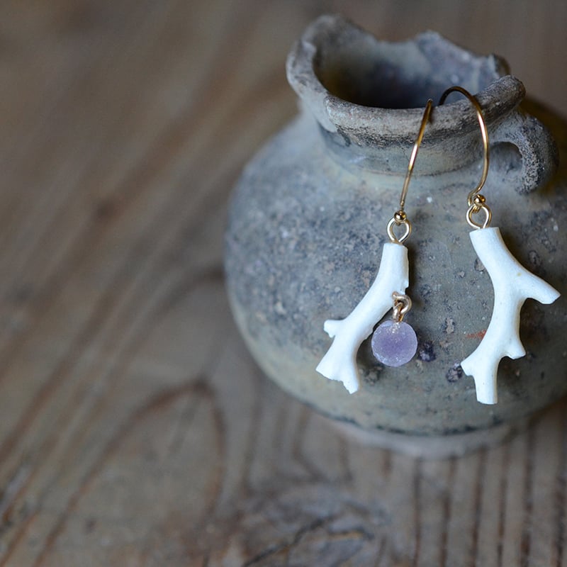 Grape agate/葡萄状瑪瑙 珊瑚と鉱物ピアス | あいのて