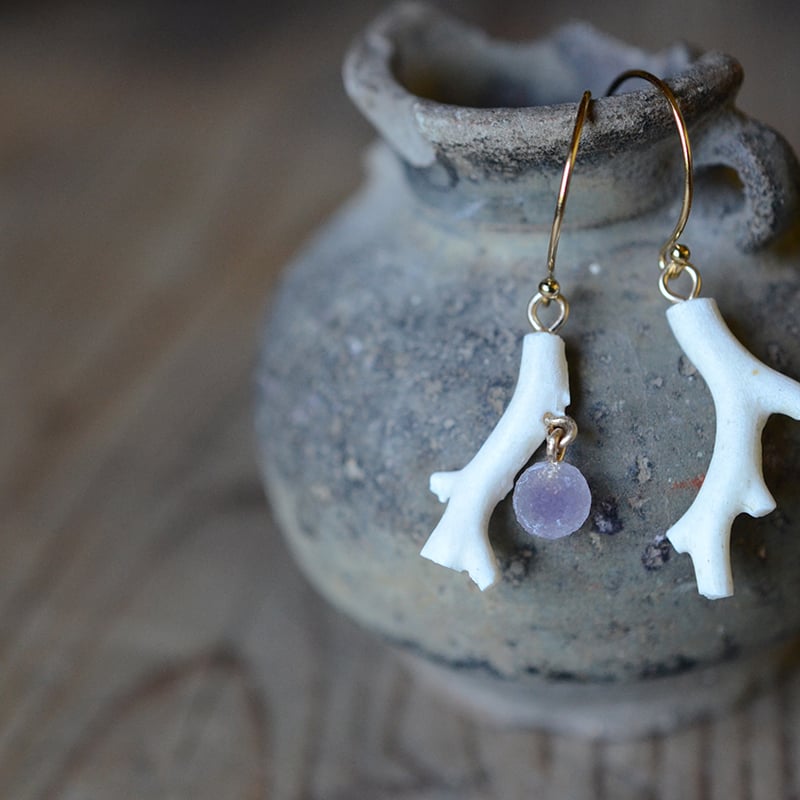 Grape agate/葡萄状瑪瑙 珊瑚と鉱物ピアス | あいのて